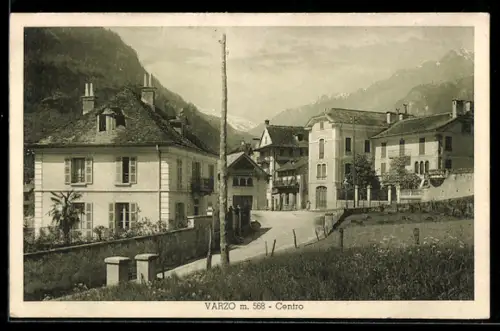 AK Varzo, Centro, Vista delle case storiche con montagne sullo sfondo