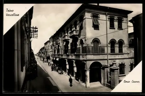 AK Trino Vercellese, Corso Cavour con edifici storici e passanti sul marciapiede