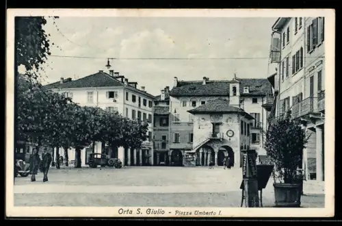 AK Orta San Giulio, Piazza Umberto I con edifici storici e auto d`epoca