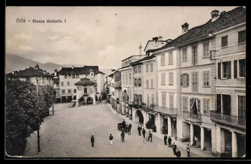 AK Orta, Piazza Umberto I con edifici storici e persone in abiti d`epoca
