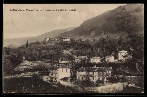 AK Meana di Susa, Pressi della Stazione, Veduta panoramica delle colline e case