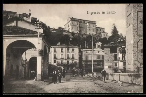 AK Lanzo, Ingresso in Lanzo con edifici e colline sullo sfondo