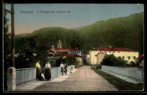 AK Paesana, S. Margherita e Ponte Po con persone che camminano sul ponte e vista del villaggio sullo sfondo