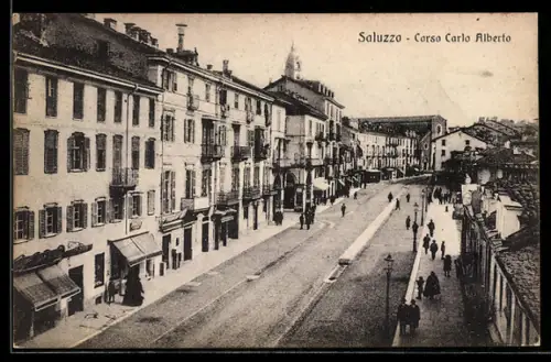 AK Saluzzo, Corso Carlo Alberto animato con passanti e edifici storici