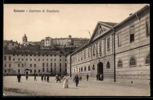 AK Saluzzo /Quartiere di Cavalleria, Veduta del quartiere con persone sul piazzale