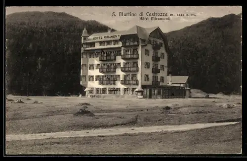 AK S. Martino di Castrozza, Hotel Miramonti con montagne sullo sfondo