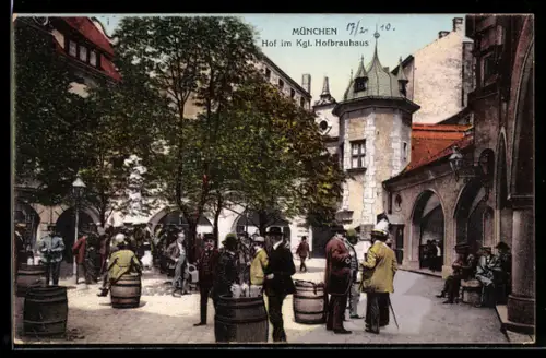 AK München, Hof im königlichen Hofbräuhaus mit Biergartenbesuchern