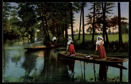 AK zwei Frauen in einer Tracht aus dem Spreewald auf stehen in einem Boot auf einem Fluss