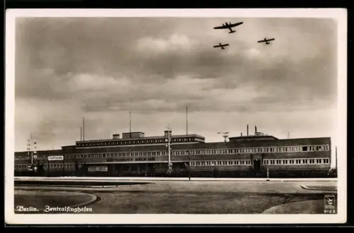 AK Berlin-Tempelhof, Zentralflughafen mit Flugzeugen