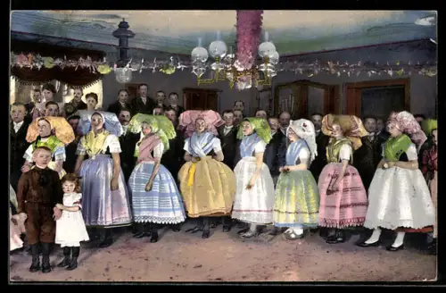 AK Frauen in Spreewälder Tracht bereiten sich auf den Tanz vor