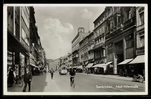 AK Saarbrücken, strasse mit Passanten und Strassenbahn