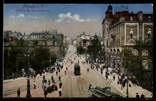 AK Plauen i. V., Bahnhofstrasse mit Strassenbahnen und Geschäften