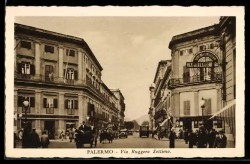 AK Palermo, Via Ruggero Settimo mit Passanten und Pferdewagen