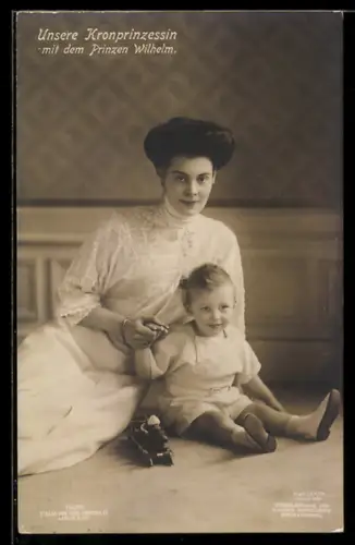 AK Kronprinzessin Cecilie mit dem Prinzen Wilhelm auf dem Boden sitzend