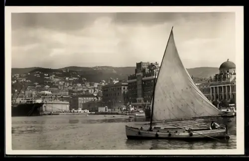 AK Trieste, Riva 3 Novembre con barca a vela sullo sfondo della città