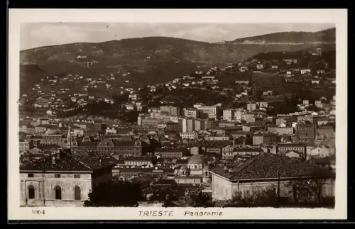 AK Trieste, Panorama della città con colline sullo sfondo