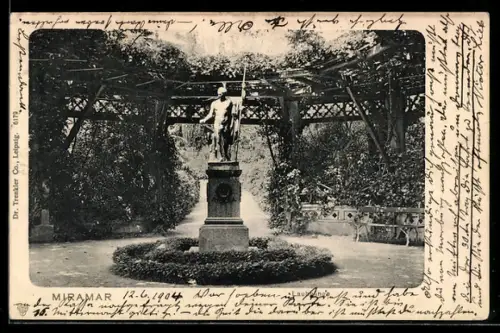 AK Miramar, Statua nel giardino sotto il pergolato