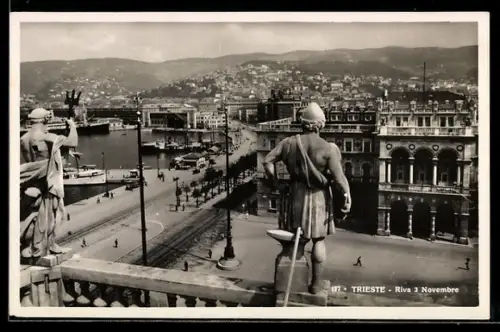 AK Trieste, Riva 3 Novembre con statue e vista sul porto e colline