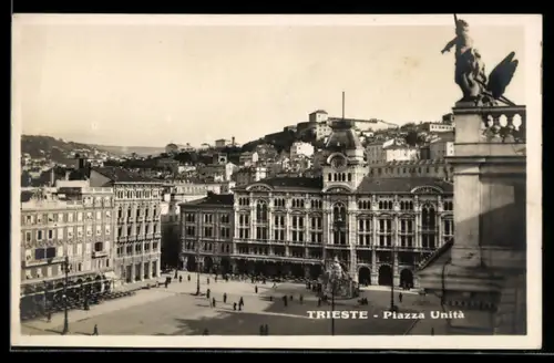 AK Trieste, Piazza Unità mit Blick auf historische Gebäude und Statue
