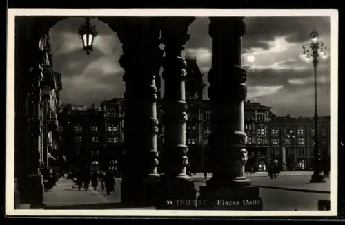 AK Trieste, Piazza Unità di sera con archi e lampioni illuminati