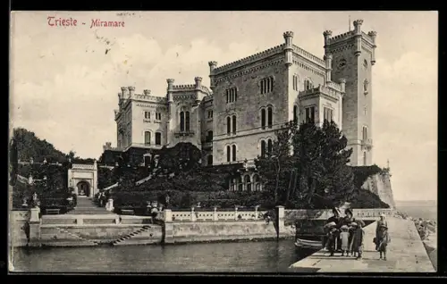 AK Trieste, Miramare, vista del Castello di Miramare e del molo con figure umane