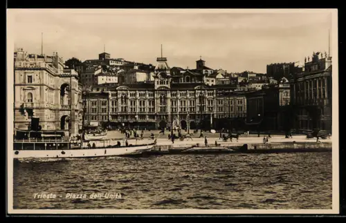 AK Trieste, Piazza dell`Unità mit Blick auf historische Gebäude und Uferpromenade