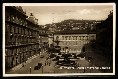 AK Trieste, Piazza Vittorio Veneto con fontana e edifici storici