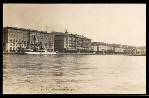 AK Trieste, Vista del molo con edifici storici e nave in primo piano