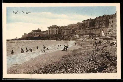 AK Pegli, Spiaggia affollata con bagnanti e barche a vela