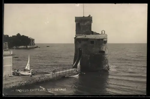 AK Rapallo, Castello Medioevale sul mare con barche a vela