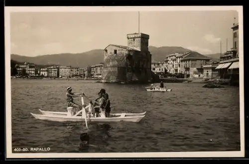AK Rapallo, Vista sul Castello sul mare con barche a remi