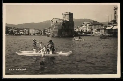 AK Rapallo, Veduta del castello sul mare con canoe in primo piano
