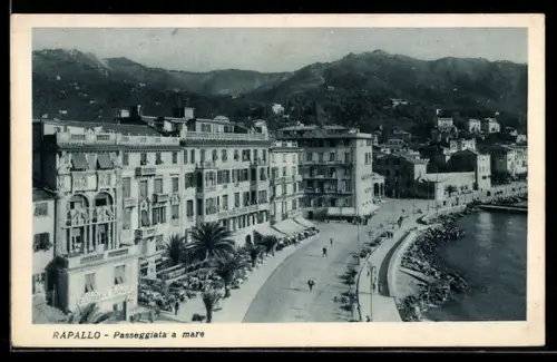 AK Rapallo, Passeggiata a mare con edifici storici e paesaggio montuoso sullo sfondo