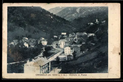AK Crissolo, Entrata in Paese