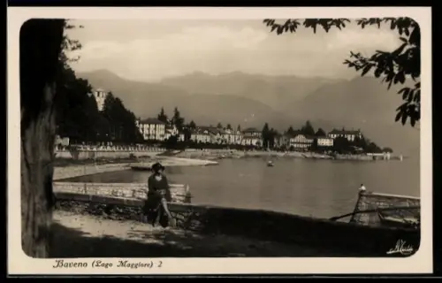 AK Baveno /Lago Maggiore, Vista del lungolago con figura femminile in primo piano