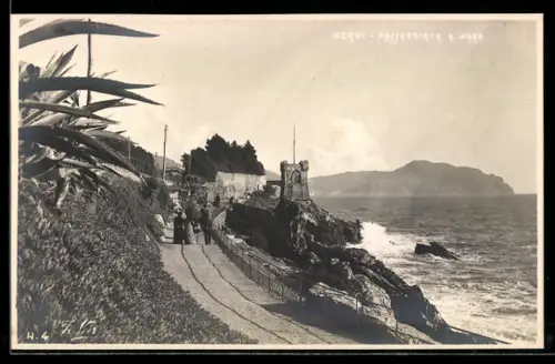AK Nervi, Passeggiata a mare con vista sulla costa e figure sul sentiero