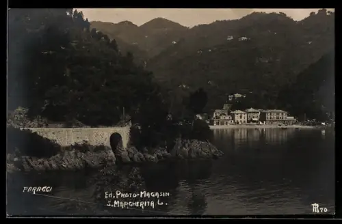 AK Paraggi /S. Margherita L., Vista sulla costa e vegetazione rigogliosa