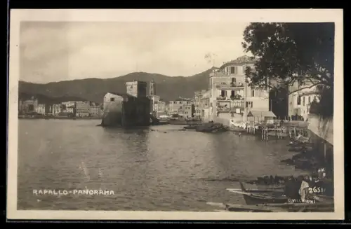 AK Rapallo, Panorama del lungomare con edifici storici e veduta del castello sul mare