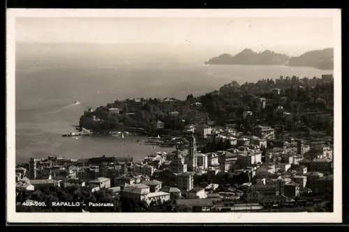 AK Rapallo, Panorama della città e della costa con vista sul mare