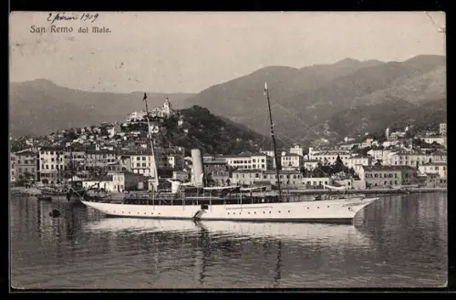 AK San Remo, Vista dal molo con nave e panorama della città sullo sfondo
