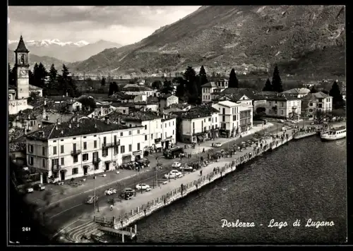 AK Porlezza /Lago di Lugano, Vista panoramica del lungolago con barche e montagne sullo sfondo