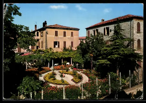 AK Gubbio, Giardino dell`Hotel Ristorante San Marco con fiori e alberi rigogliosi