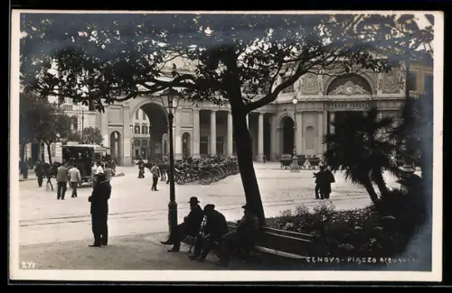AK Genova, Piazza Acquaverde con tram e persone sedute sul banco