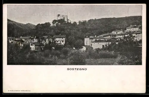 AK Sostegno, Vista panoramica del paese con edifici e colline sullo sfondo