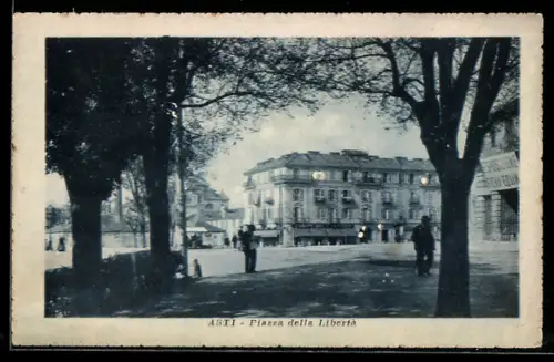 AK Asti, Piazza della Libertà con alberi e figure di passanti