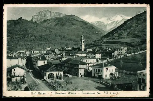 AK San Damiano Macra, Panorama del paese con montagne sullo sfondo