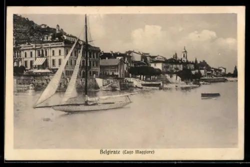 AK Belgirate /Lago Maggiore, Veduta della costa con veliero sul lago