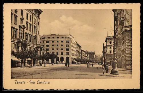AK Trieste, Via Carducci con edifici storici e passanti