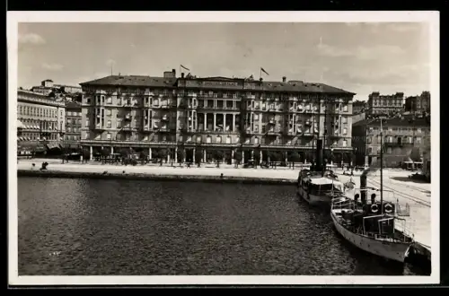 AK Trieste, Hotel Savoia e navi ormeggiate sul molo