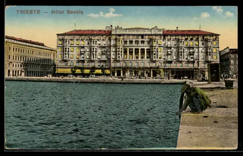 AK Trieste, Hôtel Savoia con vista sul mare e uomo seduto sul molo